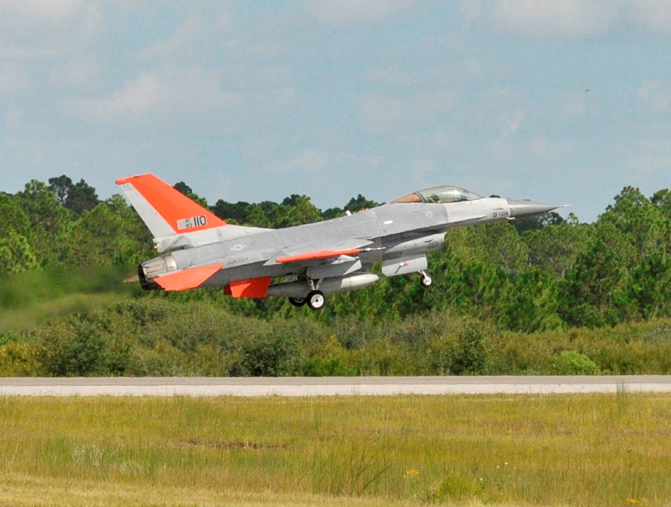 qf-16-trong-chuyen-bay-khong-nguoi-lai-dau-tien-2013.jpg