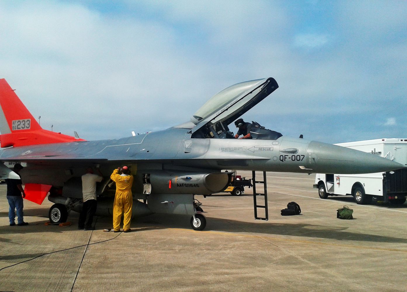chiec-qf-16-dau-tien-tai-can-cu-khong-quan-tyndall.jpg