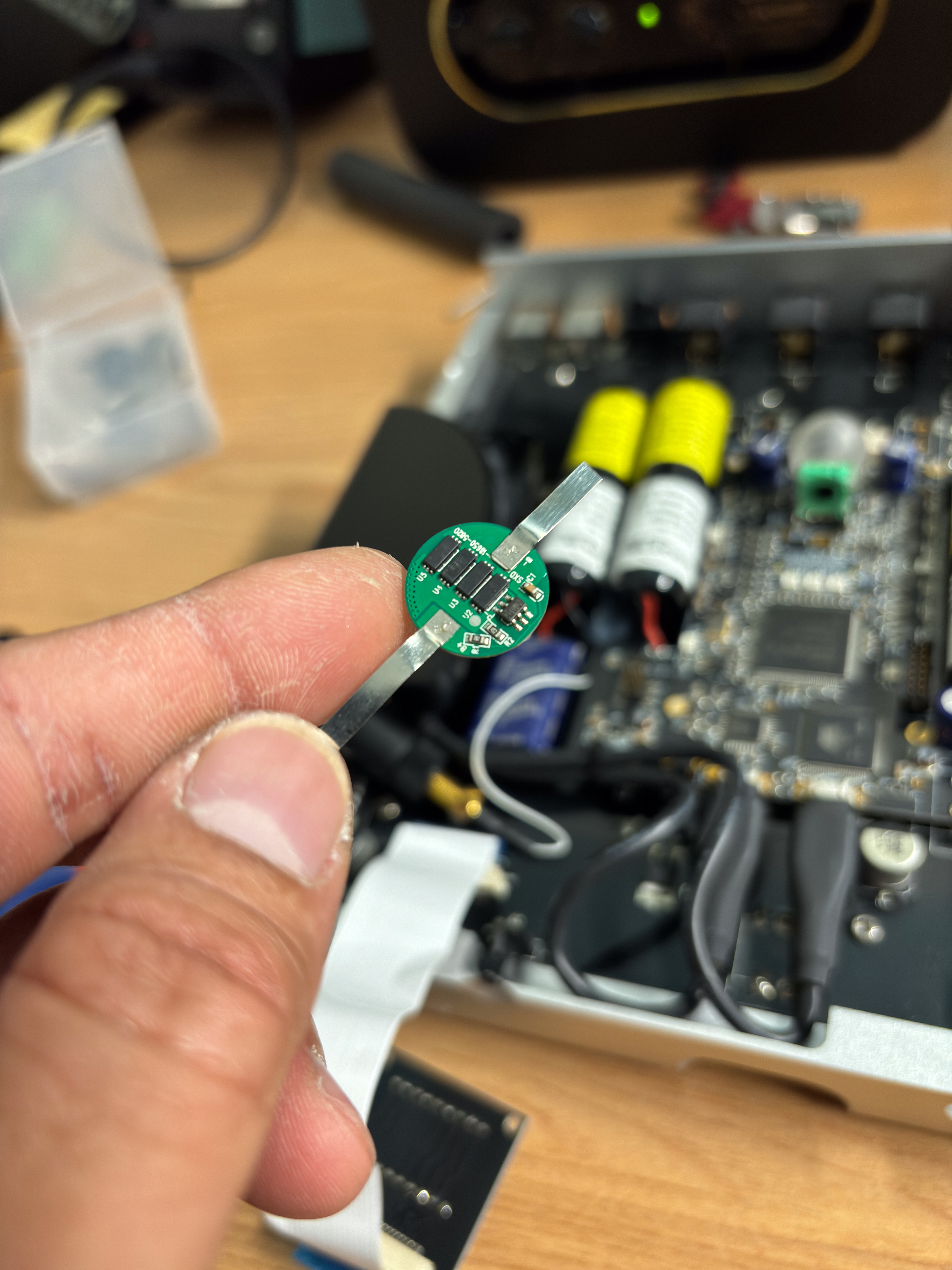 tinhte-chord-hugo-tt-thay-pin-battery-replacement9.jpg