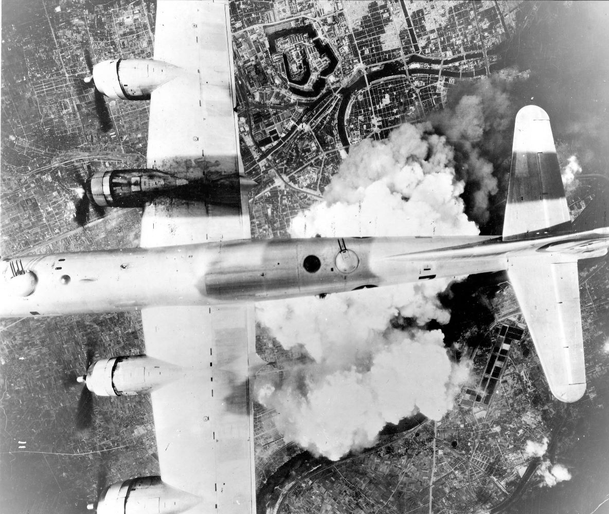 b-29-tren-bau-troi-osaka-ngay-1-6-1945.jpg