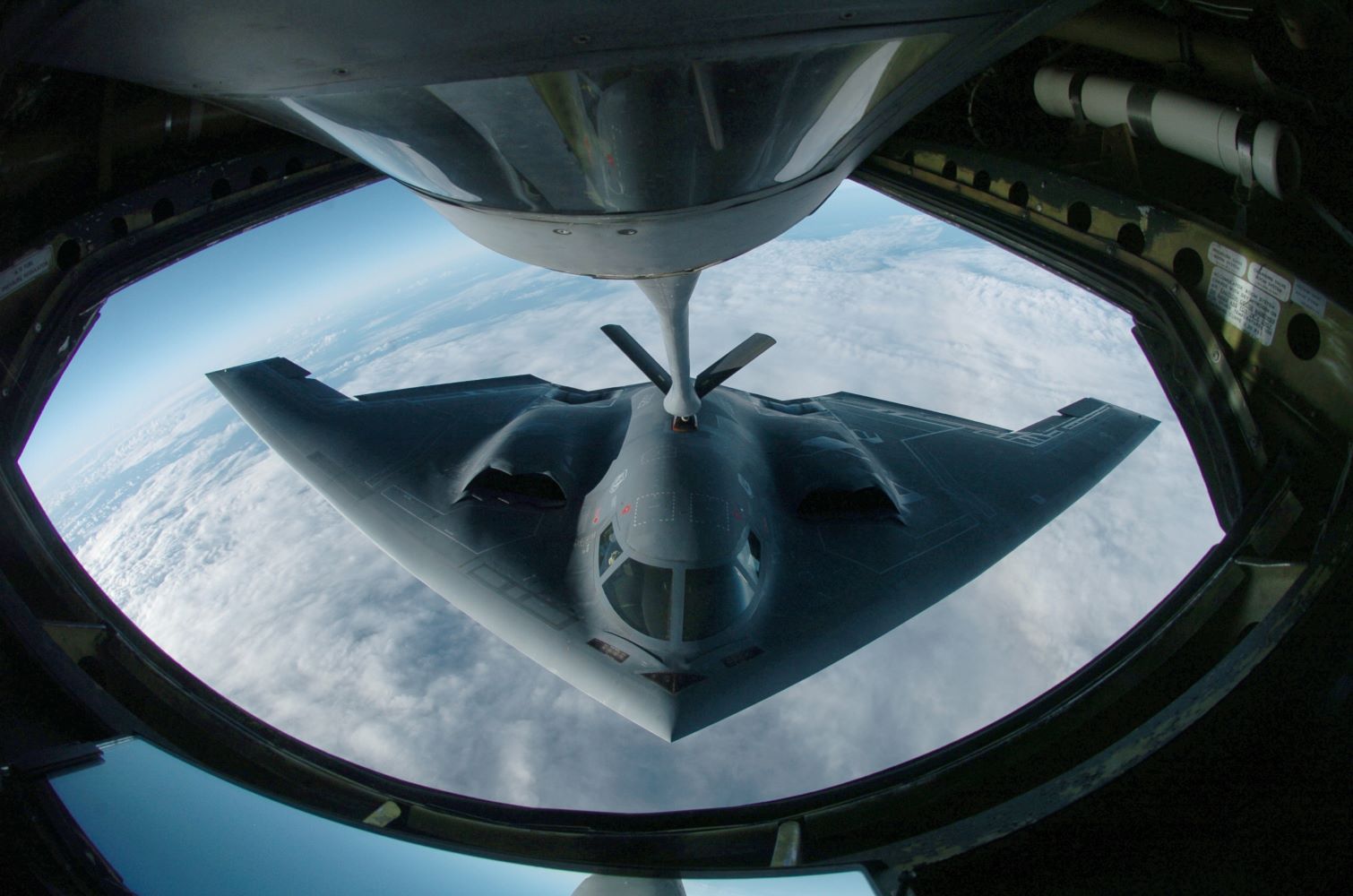 b-2-spirit-dang-tiep-nhien-lieu.jpg