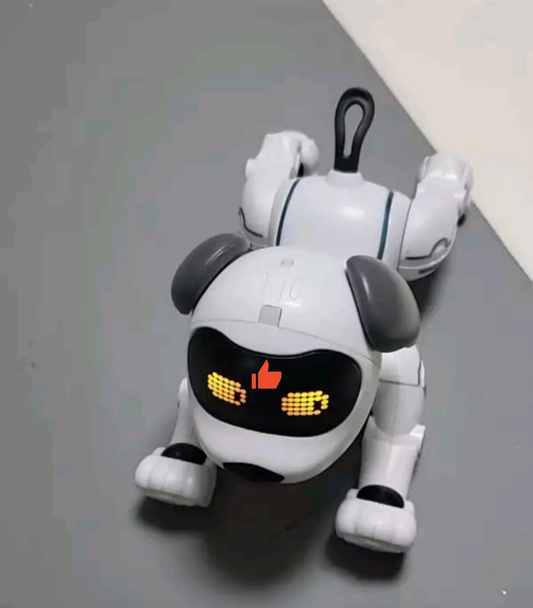 Chó robot này 5lit mua về chơi cũng vui vẻ :)) biết kể chuyện luôn ...