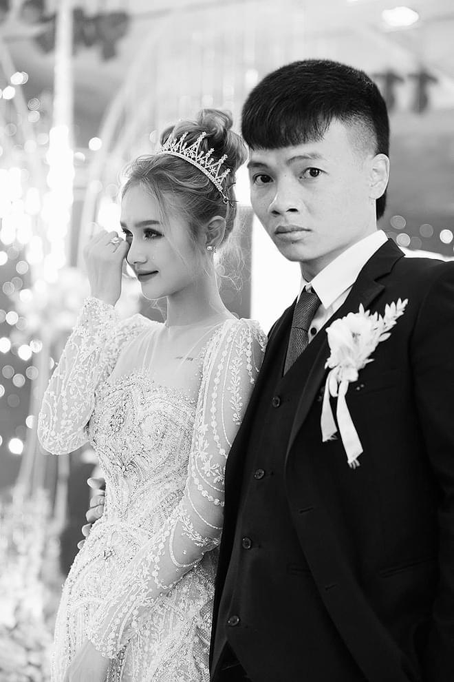 Em này dạo này đang hót thì phải, thôi k sao. Đợi anh Bảnh chút nữa về, anh lo cho em