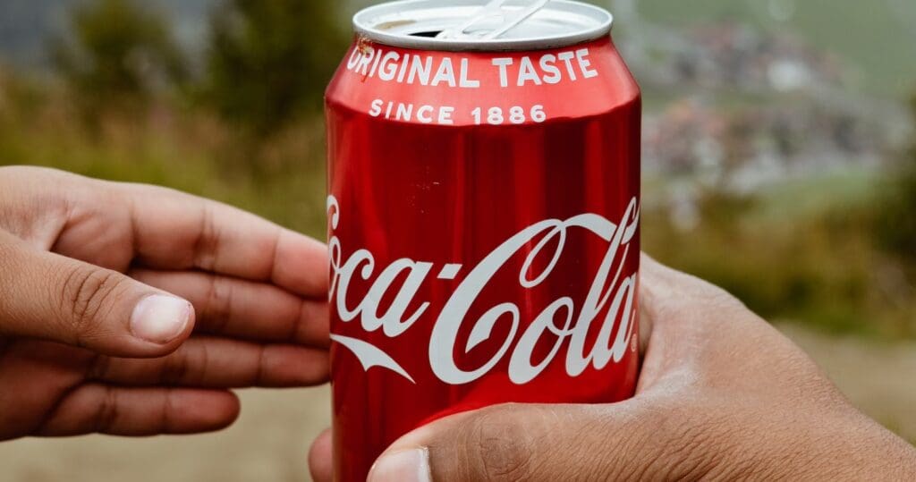 Một lon Coca Cola chứa đến 35 g đường, bạn có dám uống hay không?