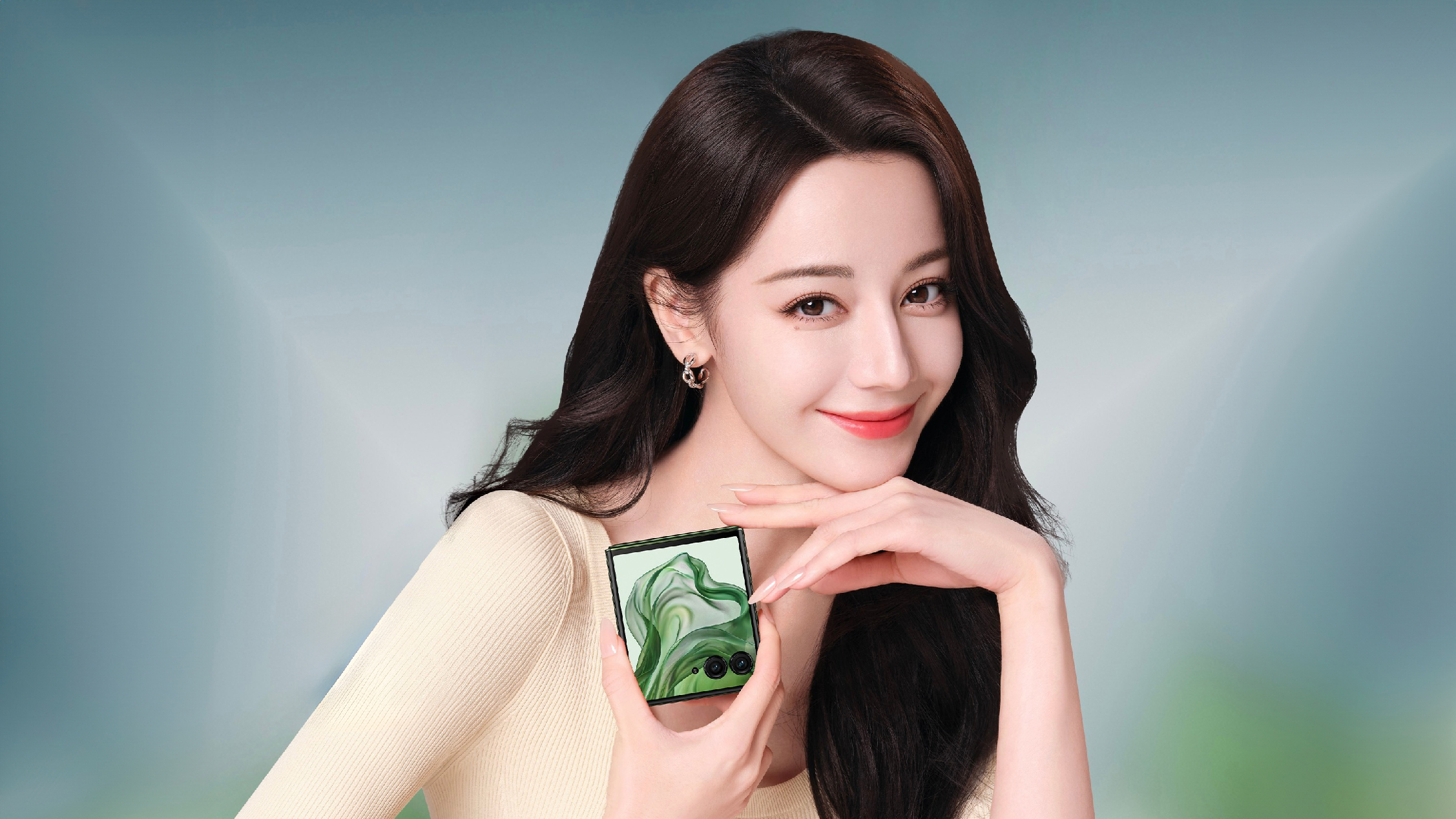 motorola razr 2024 ra mắt: Smartphone gập với màn phụ 4 inch, Snapdragon 8s Gen 3, giá từ 12.9 triệu