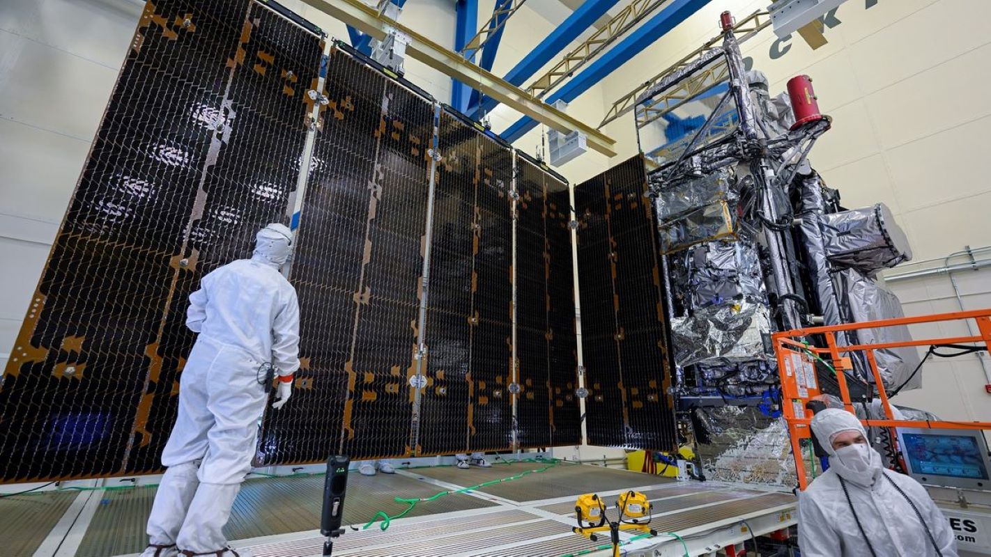 mang-pin-nang-luong-mat-troi-cua-goes-u-trong-phong-sach-cua-lockheed-martin-colorado.jpg
