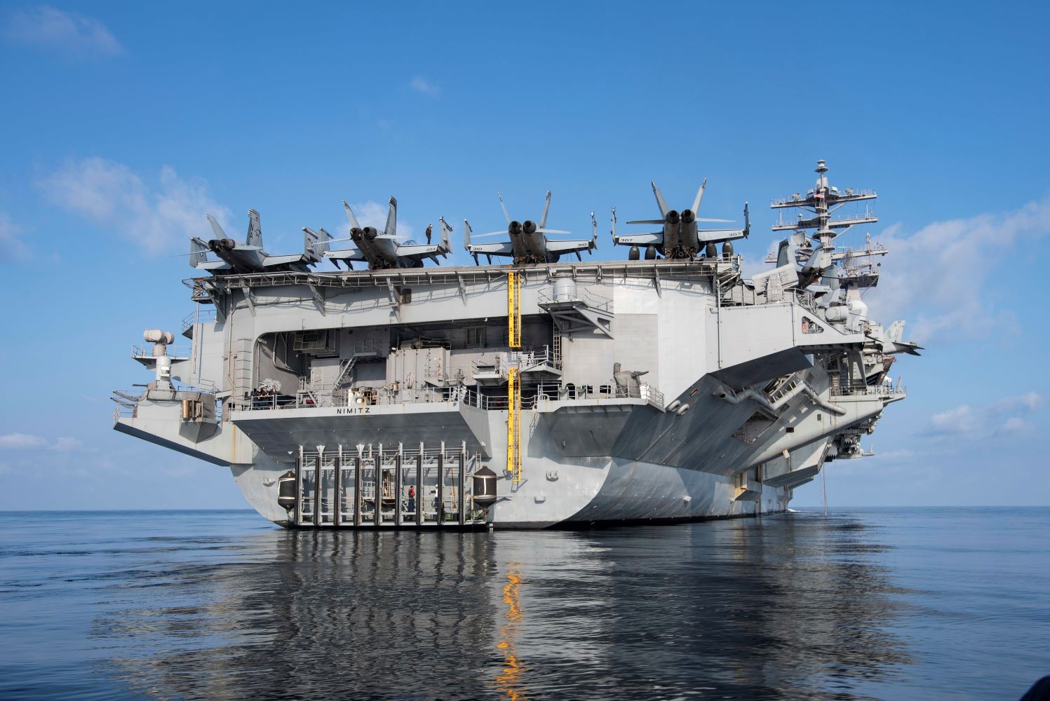 tau-san-bay-uss-nimitz-tren-bien-arab.jpg