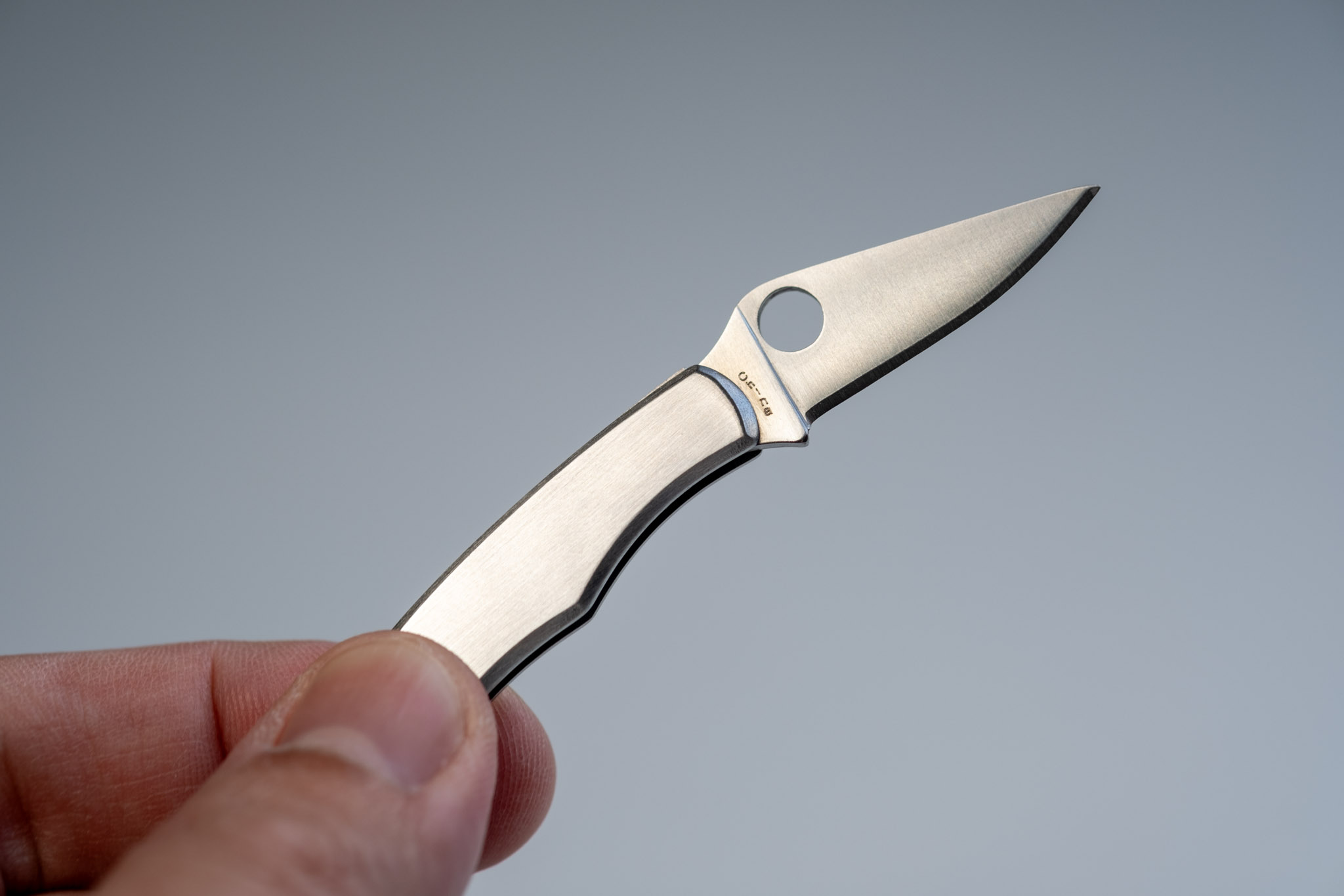 Trên tay Spyderco Bug Stainless: Con dao dùng để khui hộp đồ công nghệ ...